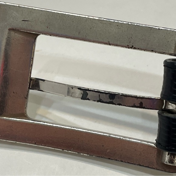 Brighton Ladies Leather Belt with Sleek Design. Pre-owned. Buckle has scratches. - Picture 7 of 11